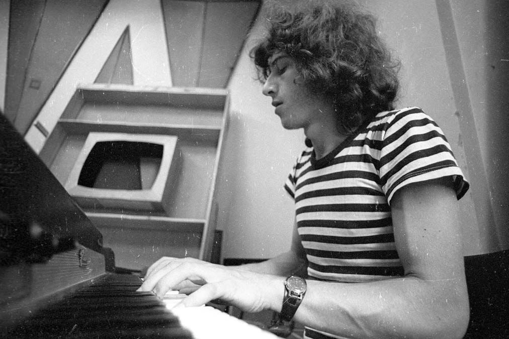 Másik János 1973-ban az MTV stúdiójában zongorázik <br> Fotó: Fortepan / Szalay Zoltán