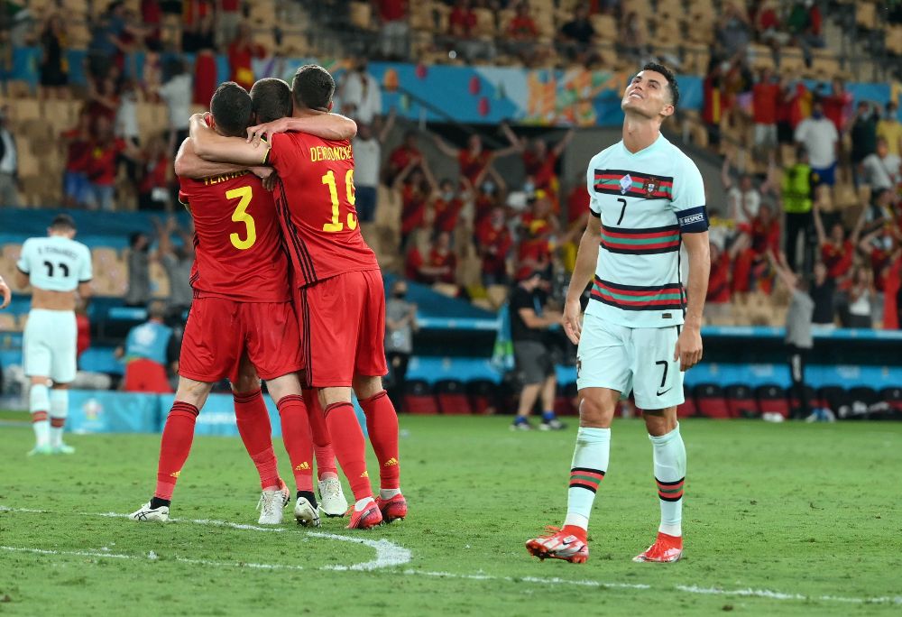 Belga játékosok a portugál Cristiano Ronaldo (j) mellett, miután 1-0-ra győztek a 2020-as labdarúgó Európa-bajnokság nyolcaddöntőjének Belgium-Portugália mérkőzésén Sevillában 2021. június 27-én.<br>MTI/EPA/AFP pool/Lluis Gene