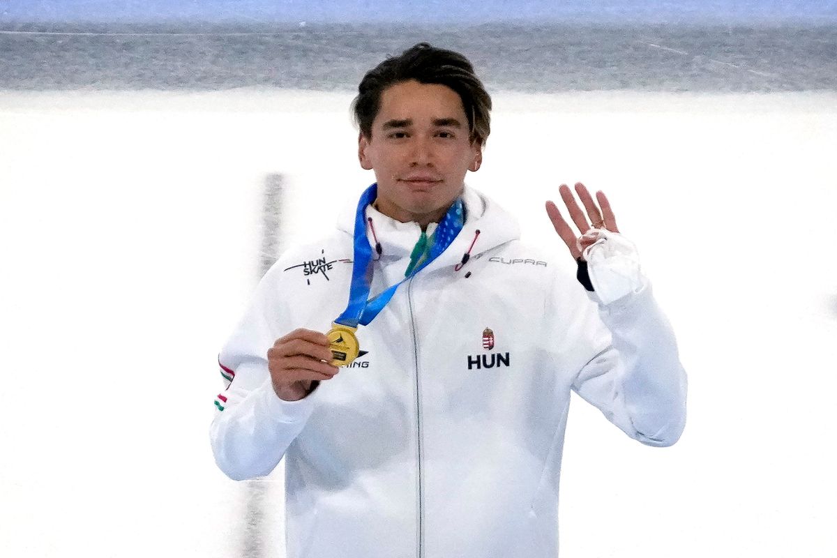 Az aranyérmes Liu Shaolin Sándor a rövid pályás gyorskorcsolya-világkupa pekingi viadala férfi 500 méteres versenyének eredményhirdetésén a Fővárosi Sportcsarnokban 2021. október 23-án. A viadal a 2022-es pekingi téli olimpia egyik teszteseménye. MTI/AP/Mark Schiefelbein