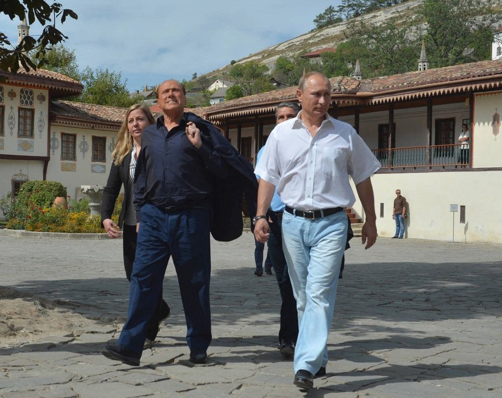 Kellemes séta baráti társaságban a jó levegőn: Berlusconi Szevasztopolban, 2015-ben. Fotó: ALEXEI DRUZHININ / RIA NOVOSTI / AFP