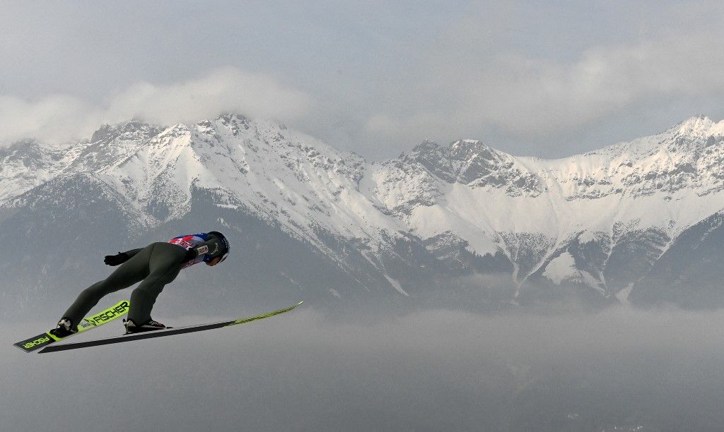 Kamil Stoch tavaly, a harmadik állomáson, Innsbruckban. Vagyis Innsbruck felett. 130 méteres ugrásával megnyerte az állomást, majd az összetettet is. <br> Fotó: Christof Stache / AFP