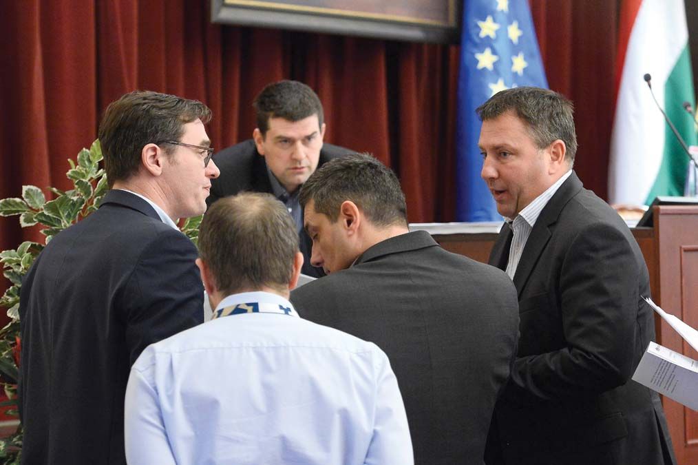 A főpolgármester (balra) elfelejtett válaszolni Láng Zsoltnak (jobbra). <br> Fotó: MTI / Kovács Tamás