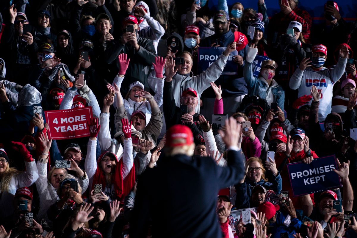 Donald Trumpot éltetik támogatói egy kampányrendezvényen a Georgia állambeli Rome város repülőterén. MTI/AP/Evan Vucci