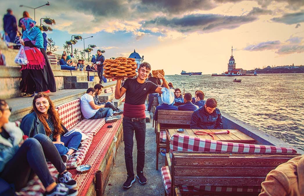 Ifjú törökök a Boszporusznál: a városi fiatalok nyugati életmódot akarnak maguknak <br> Fotó: Shutterstock 