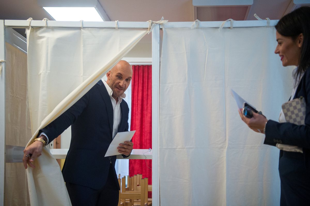 Berki Krisztián főpolgármester-jelölt és felesége az önkormányzati választáson a XIII. kerületi Madarász Viktor óvodában kialakított szavazókörben 2019. október 13-án. Fotó: MTI/Balogh Zoltán