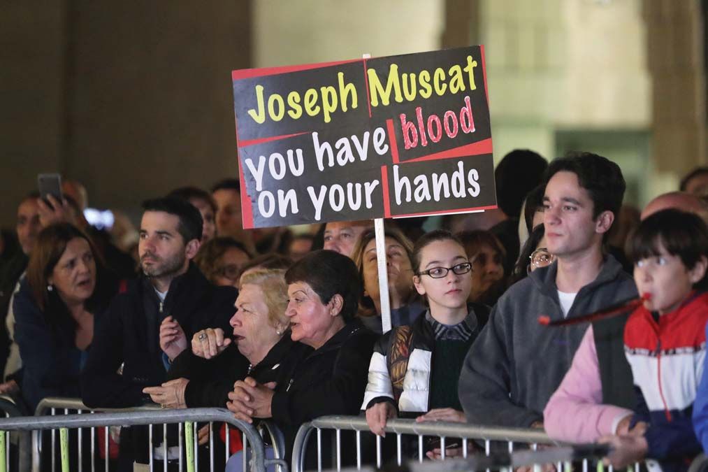 „Joseph Muscat, véres a kezed” – áll egy transzparensen.<br>Fotó: MTI / EPA / Domenic Aquilina