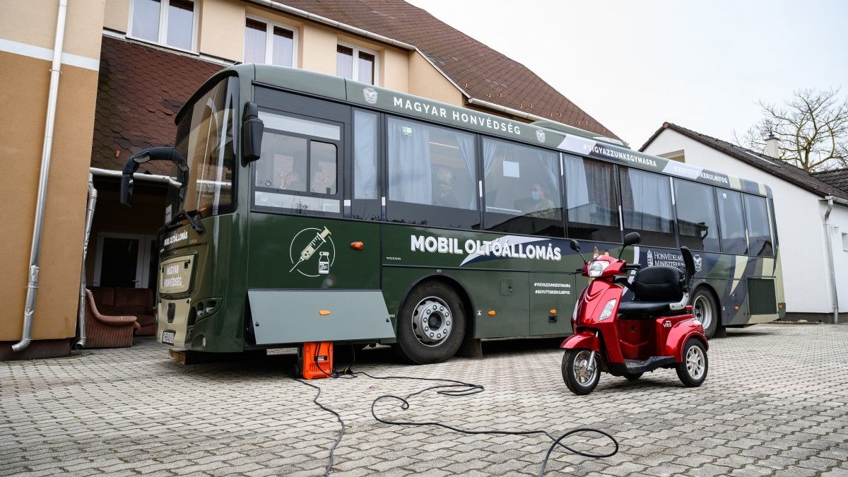 Honvédségi oltóbusz Kecskéden. <br> Fotó: MTI/Vasvári Tamás