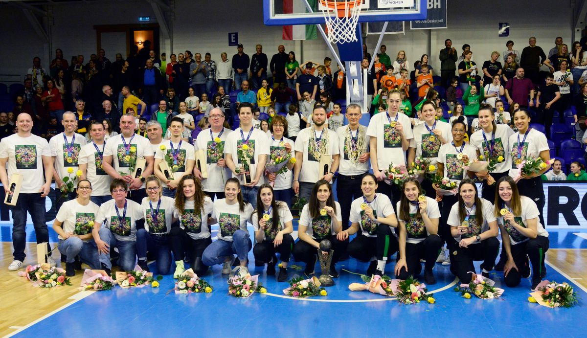 Az Euroliga-győztes Sopron Basket női kosárlabdacsapatának ünnepélyes fogadása a soproni Novomatic Arénában 2022. április 11-én. A Sopron Basket első magyar csapatként nyerte meg az előző napon a női Euroligát, miután az isztambuli négyes döntő fináléjában 60-55-re legyőzte a házigazda Fenerbahcét. MTI/Filep István