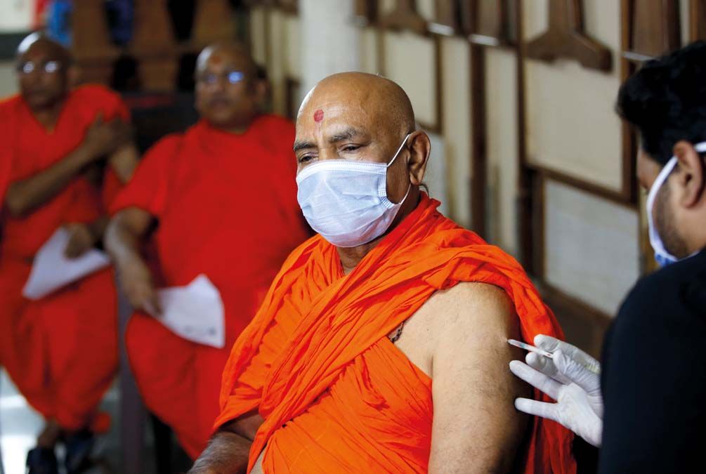 Hindu szerzeteseket oltanak Ahmedabadban márciusban. <br> Fotó: REUTERS / Amit Dav