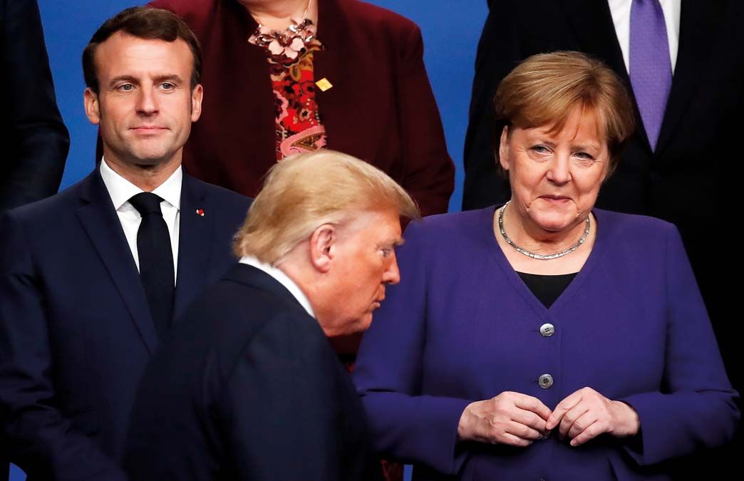 Macron és Merkel Trump mögött a 2019. decemberi NATO-csúcson.<br>Fotó: REUTERS / Christian Hartmann