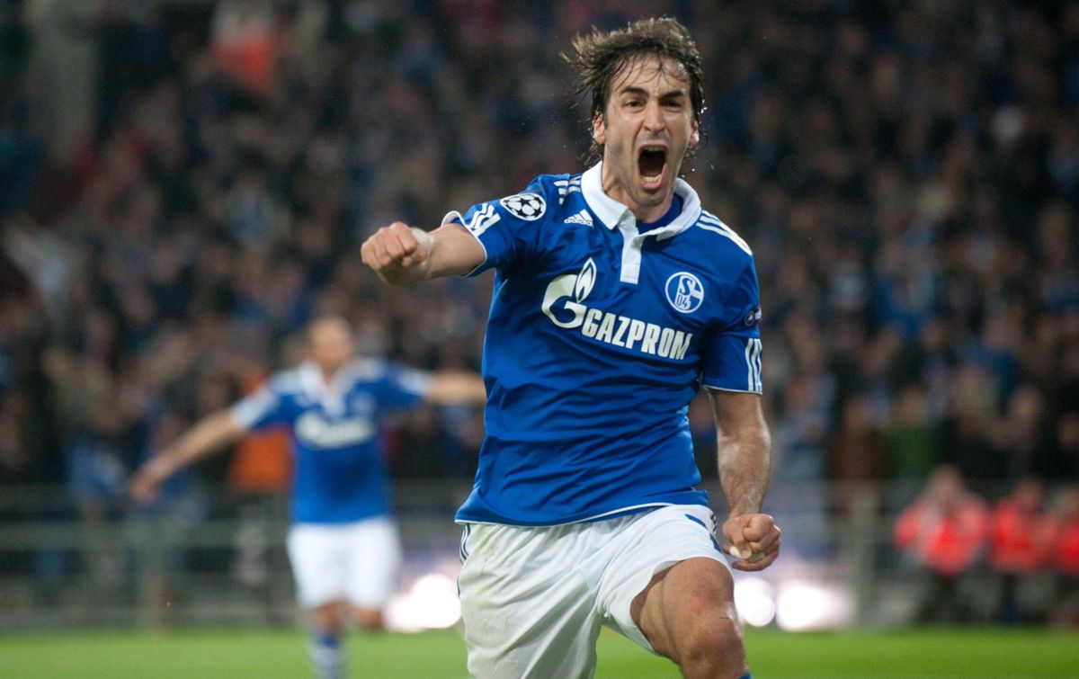 Raúl, a német Schalke 04 spanyol csatára az olasz Internazionale ellen rúgott gólját ünnepli a labdarúgó Bajnokok Ligája negyeddöntőjének visszavágó mérkőzésén a gelsenkircheni Veltins Arénában. Fotó: MTI/EPA/Bernd Thissen