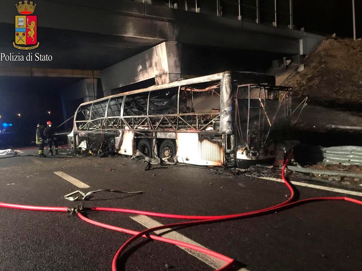 A veronai balesetben szerencsétlenül járt busz teljesen kiégett (Fotó:MTI/EPA)