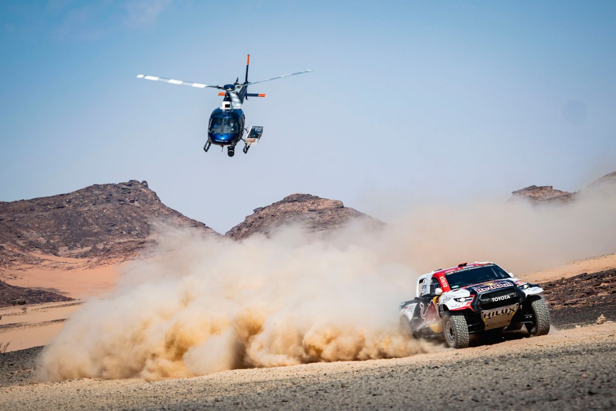 A katari Nasszer al-Attijah francia navigátora, Matthieu Baumel társaságában vezeti Toyotáját a szaúd-arábiai Dakar-ralin. Red Bull Contet Pool