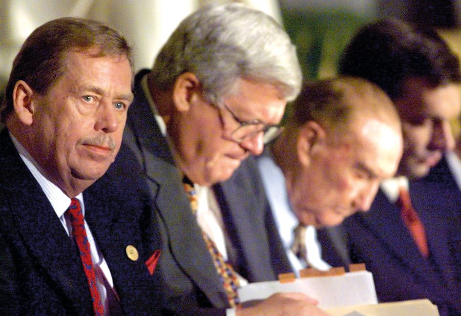 Václav Havel, Orbán Viktor és amerikai politikusok a visegrádi országok NATO-csatlakozásának ünnepén Washingtonban 1999-ben <br> Fotó: AFP/Paul J. Richards