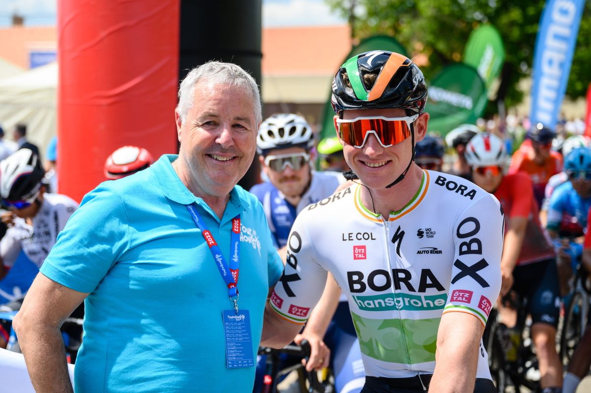 A képen: Stephen Roche világbajnok ír kerékpáros, a Tour de France és a Giro d’Italia egykori győztese (b) és az ír Ryan Mullen Giro d’Italia győztes versenyző.   MTI/Vasvári Tamás