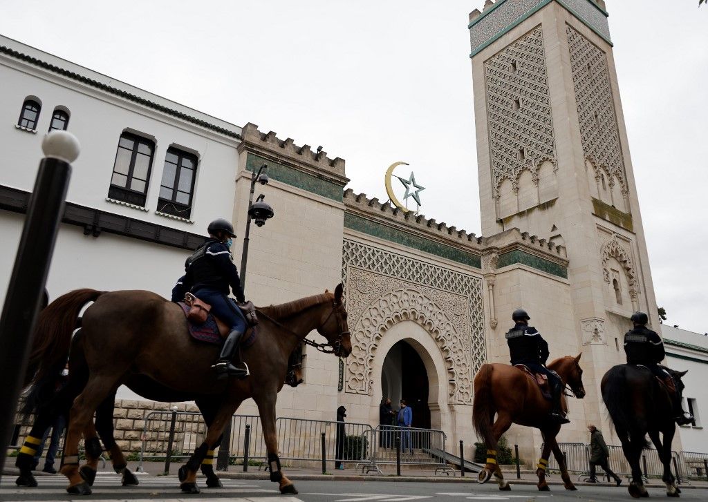 Lovas csendőrök járőröznek egy párizsi mecset előtt. Fotó: THOMAS COEX / AFP