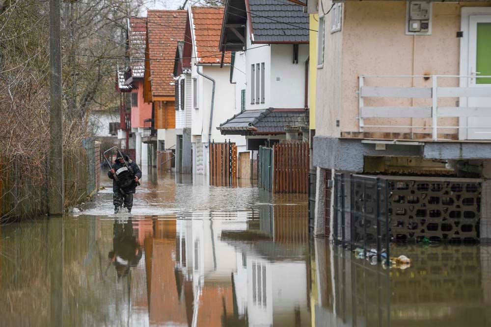 Tiszacsege, 2021. február 17. Egy férfi a fűnyírógépét hozza ki az áradó Tisza miatt elöntött házából a tiszacsegei üdülőtelepen 2021. február 17-én. <br>Fotó: MTI/Czeglédi Zsolt