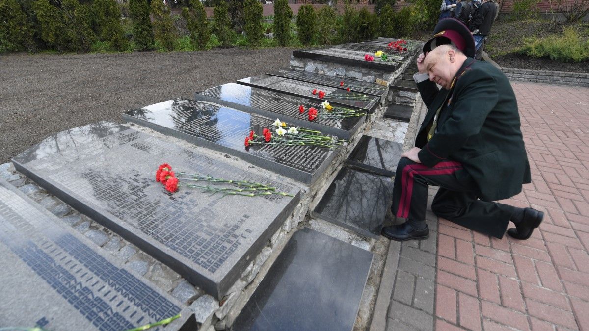 Egy volt likvidátor lerója kegyeletét az áldozatok előtt Kijevben. <br> Fotó: Szergej Spuniszkij / AFP