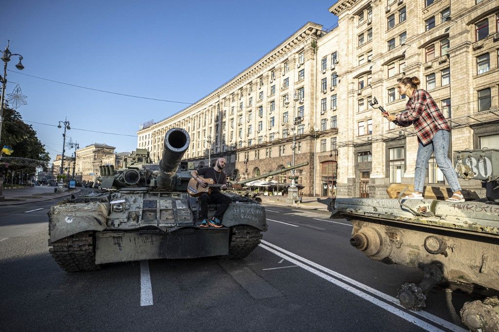 Zsákmányolt orosz tank Kijev belvárosában. Fotó: METIN AKTAS / ANADOLU AGENCY / ANADOLU AGENCY VIA AFP