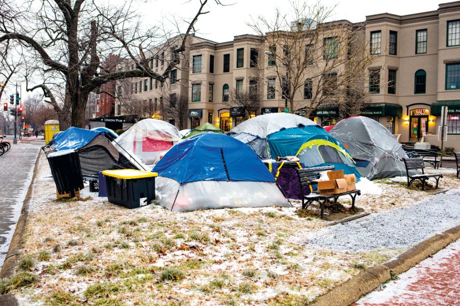 Hajléktalantábor a fővárosi utcákon <br> Fotó: Shutterstock