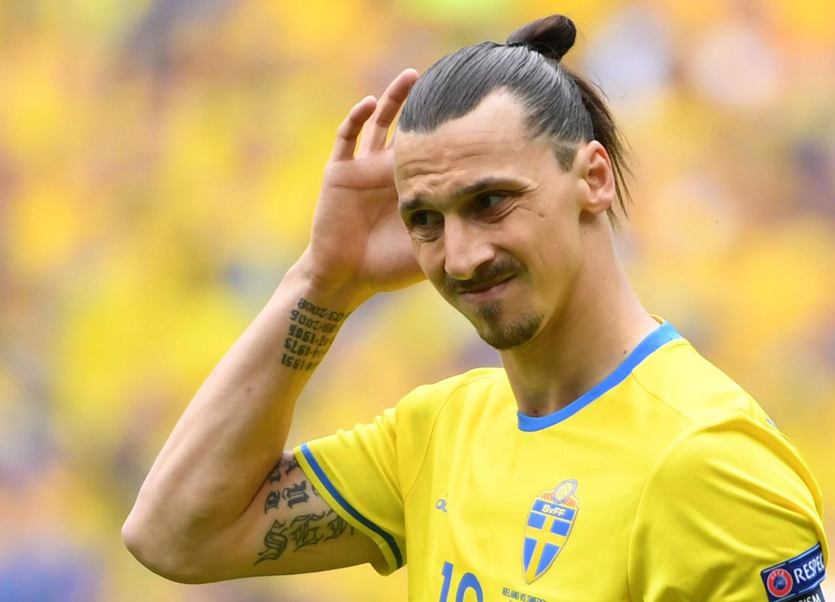 Zlatan Ibrahimovic vakarhatja a fejét: hogy lesz meg így az újabb vb-részvétel? Fotó: MTI/EPA Filip Singer