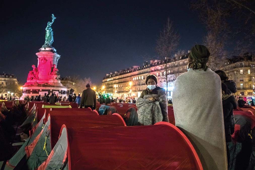 Bevándorlók sátortábora a párizsi Köztársaság téren 2021. március 25-én, a Szolidaritás éjszakája nevű rendezvényen. <br> Fotó: MTI / EPA / Christophe Petit Tesson