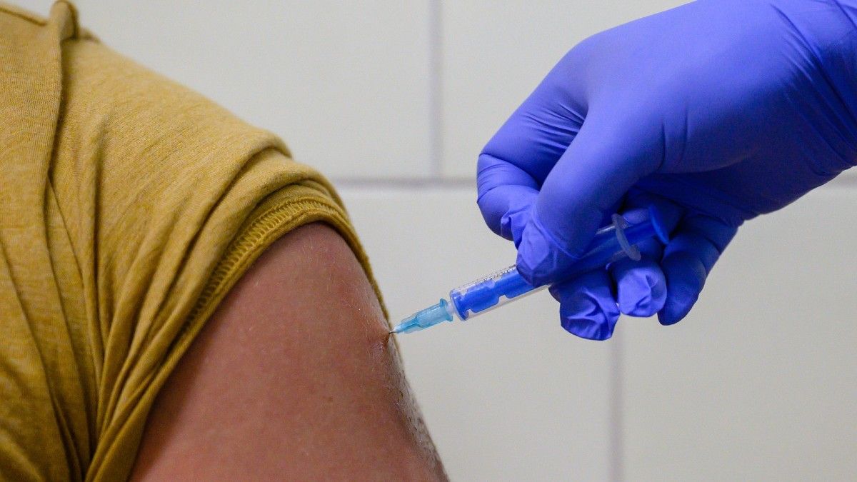 Jakab Ferenc hangsúlyozta: a fertőzési láncot egyetlen módon lehet megakadályozni: vakcinabeadással. <br> Nyitókép: MTI/Vasvári Tamás