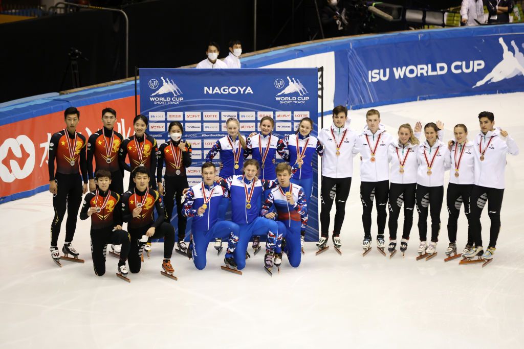 A magyar vegyes váltó (jobbra) bronzérmet szerzett a rövid pályás gyorskorcsolya-világkupa második fordulójában a japán Nagojában. Nemzetközi Korcsolyázószövetség (ISU)