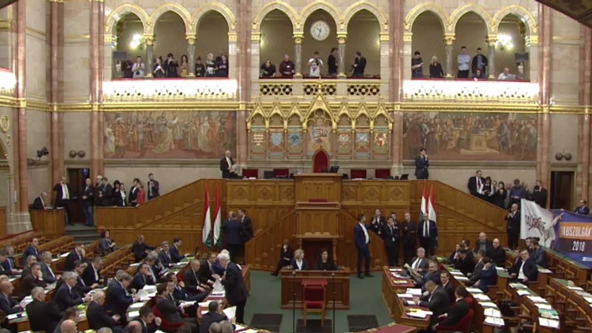 Az ellenzék lezárta a házelnöki pulpitus feljáratait