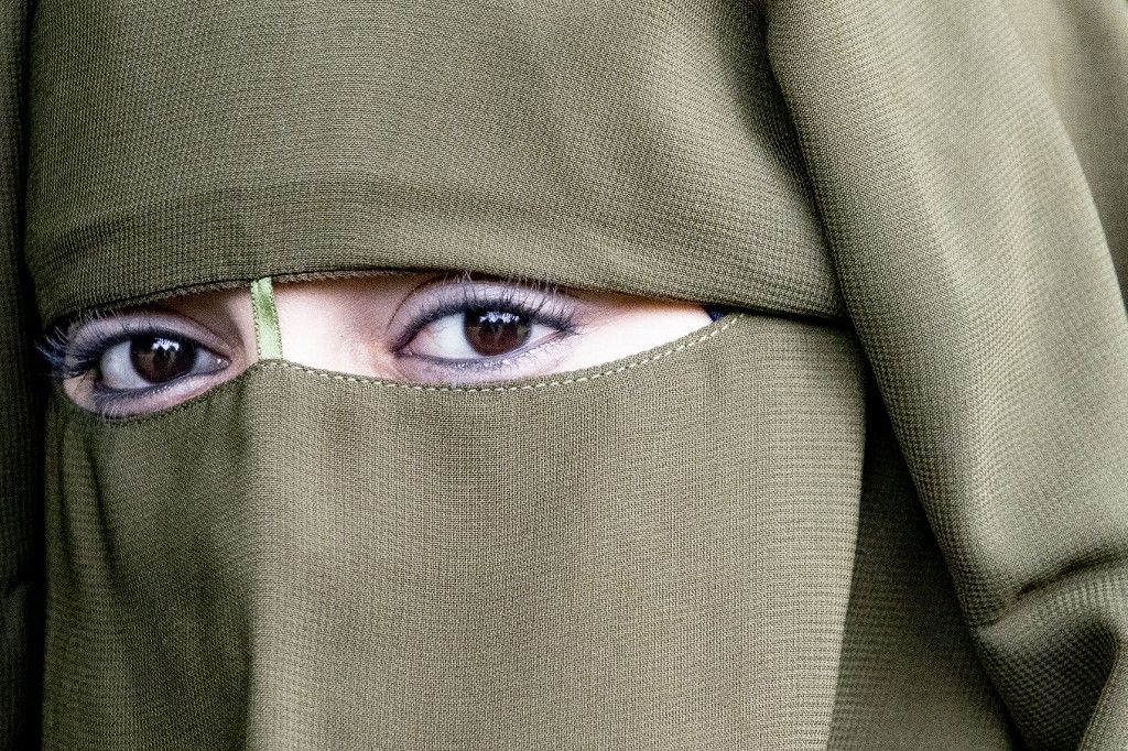 Nikábot viselő nő egy hollandiai tüntetésen. Fotó: Niels Wenstedt / ANP / AFP