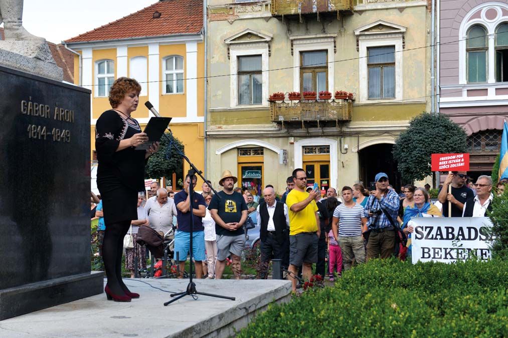 Beke István felesége, Beke Csilla beszédet mond a székely fiatalok szabadon bocsátását követelő tüntetésen Kézdivásárhelyen 2018. július 12-én. <br> Fotó: MTI / Kátai Edit