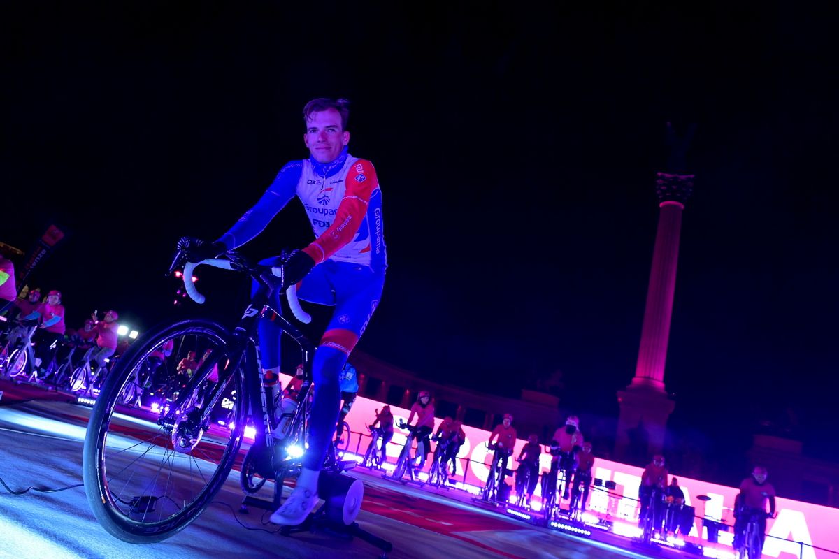 Valter Attila kerékpárversenyző spinning kerékpáron teker a rózsaszín fénnyel megvilágított Millenniumi emlékmű előtt a fővárosi Hősök terén a Giro d'Italia országúti kerékpáros-körverseny magyarországi rajtja előtt 100 nappal 2022. január 26-án. Ezen a napon 37 város vette fel virtuálisan a verseny színét, a rózsaszínt. MTI/Koszticsák Szilárd