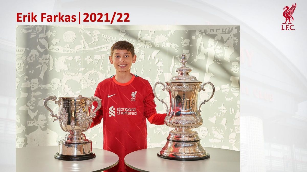Erik a Liverpool felnőtt csapat által megnyert trófeákkal, az FA Kupával és a Ligakupával