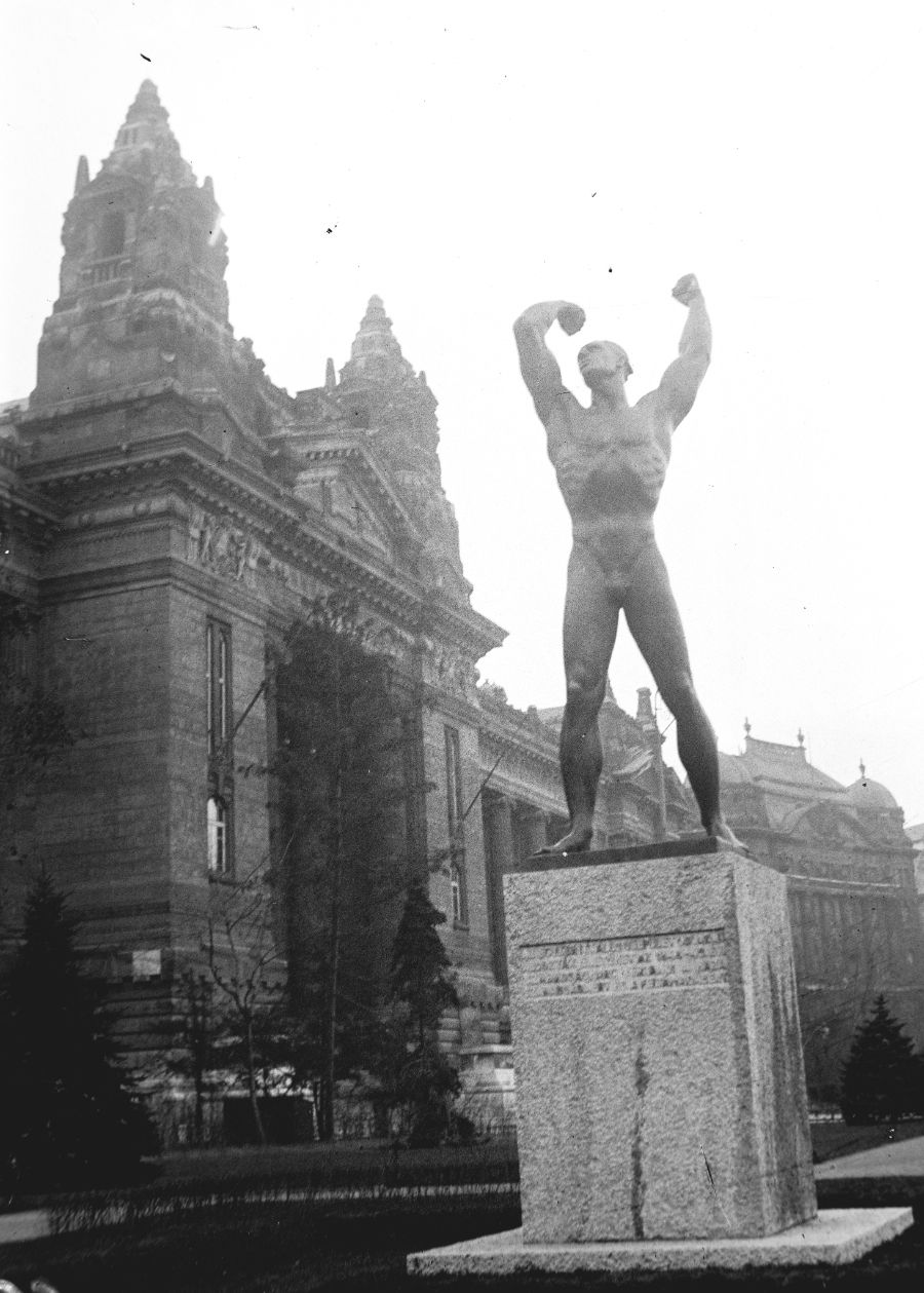A Szabadság téri Tőzsdepalota a negyvennyolcas mártírok szobrával 1936-ban <br> Fotó: Fortepan/adományozó: Bojár Sándor 
