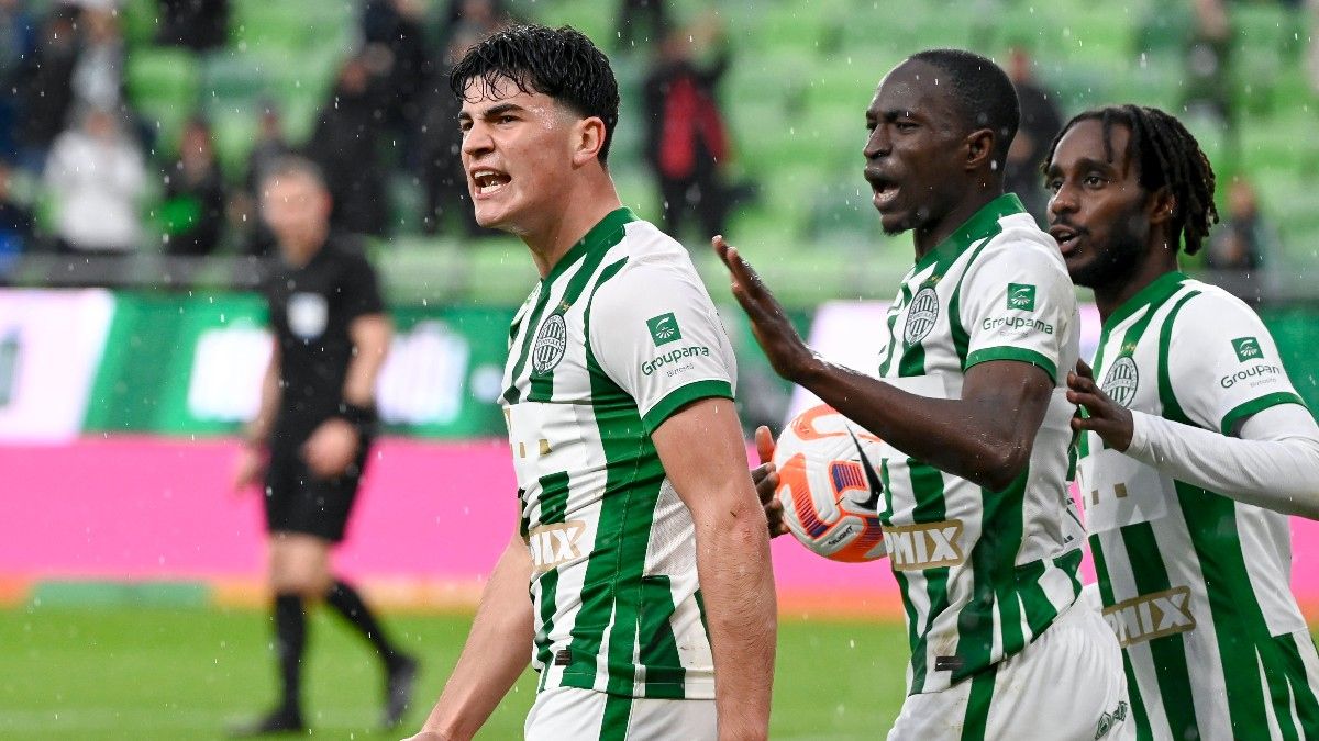 Krisztian Lisztes of Ferencvarosi TC celebrates with teammates after