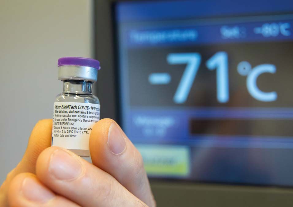 Pfizer–BioNTech-vakcina a Magyar Honvédség Egészségügyi Központban. <br> Fotó:  MTI / Mohai Balázs