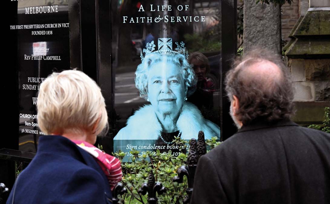 „Egy élet hitben és szolgálatban” – a királynő portréja az ausztráliai Melbourne-ben <br> Fotó: AFP / William West 