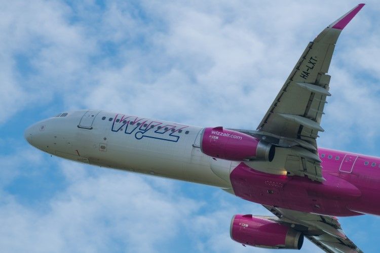 A Wizz Air egyik Airbus A321 típusú utasszállító repülőgépe emelkedik fel a Liszt Ferenc Nemzetközi repülőtérről 2022 májusában. Fotó: MTVA/Bizományosi: Faludi Imre