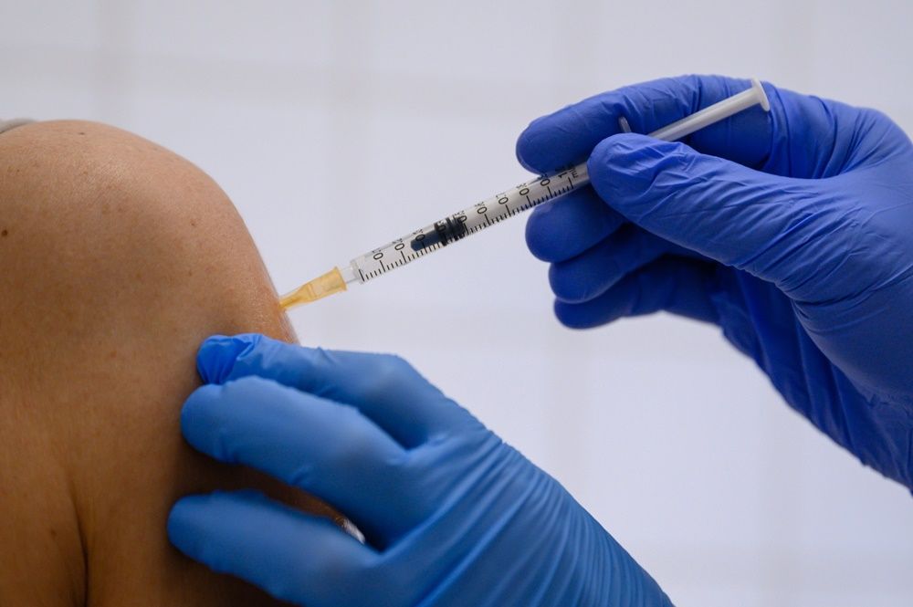 Megkapja egy egészségügyi dolgozó a Pfizer-BioNTech koronavírus elleni vakcinájából készült második adag oltóanyagot a Fejér Megyei Szent György Egyetemi Oktató Kórházban Székesfehérváron 2021. február 2-án. (MTI/Vasvári Tamás)