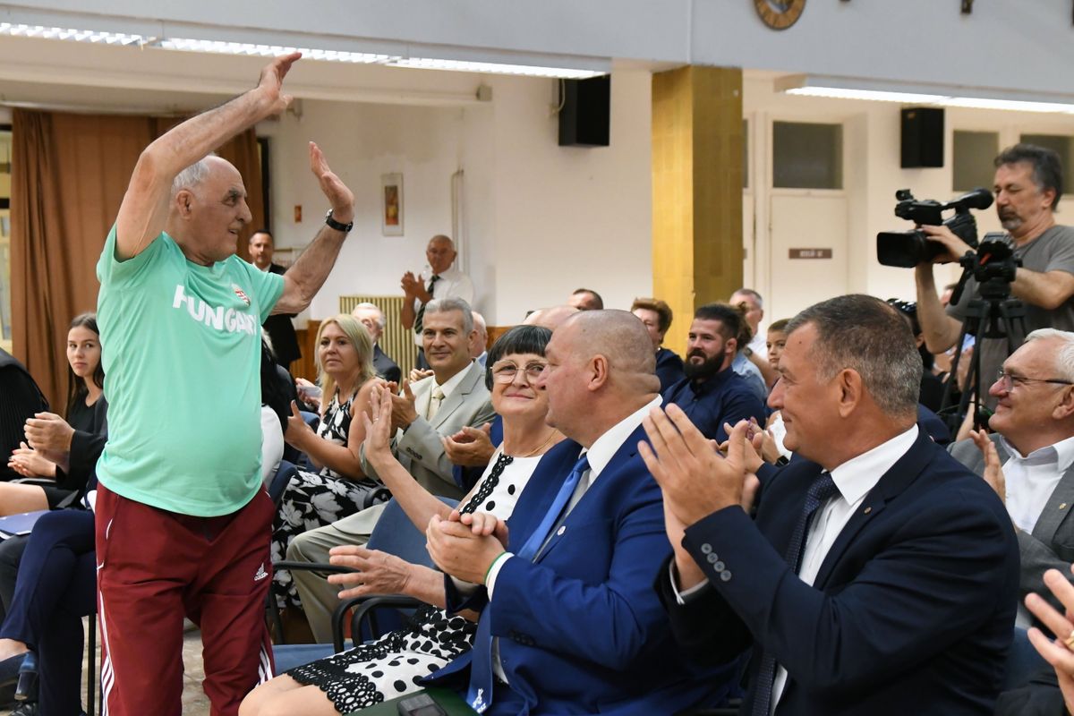 Egy életmű beteljesülése: Varga János fogadja a gratulációkat a róla elnevezett birkózócsarnok átadásán, Abonyban, 2022. augusztus 20-án Fotó: MTI/Mészáros János