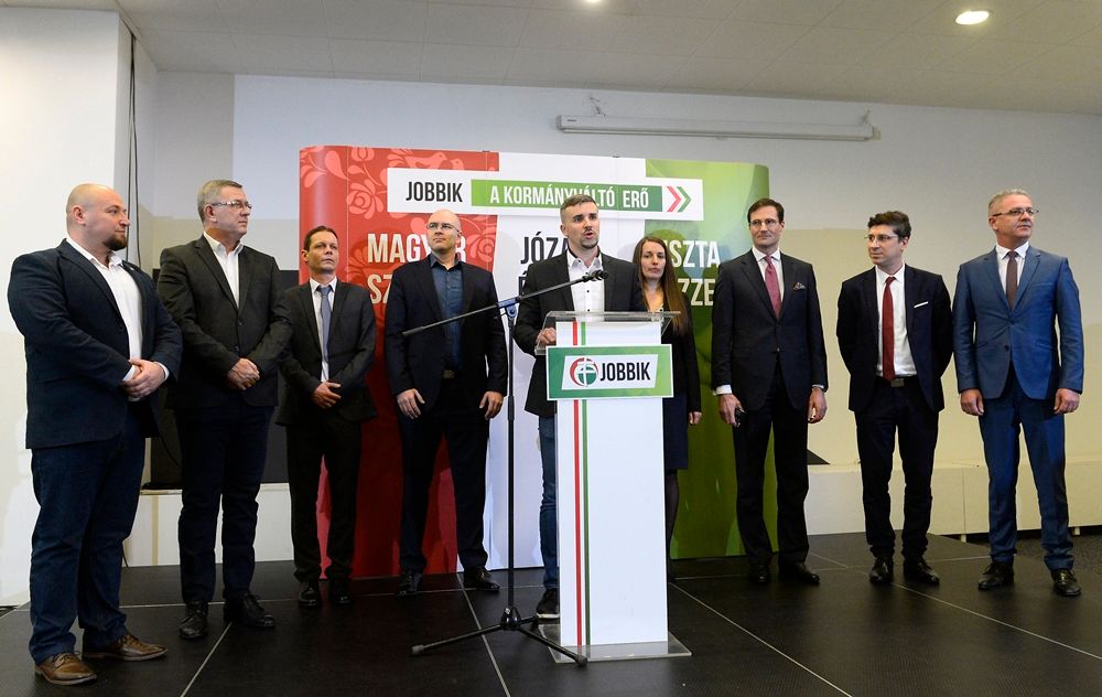 Az újonnan megválasztott elnök, Jakab Péter és csapata (Kép: MTI/Soós Lajos)