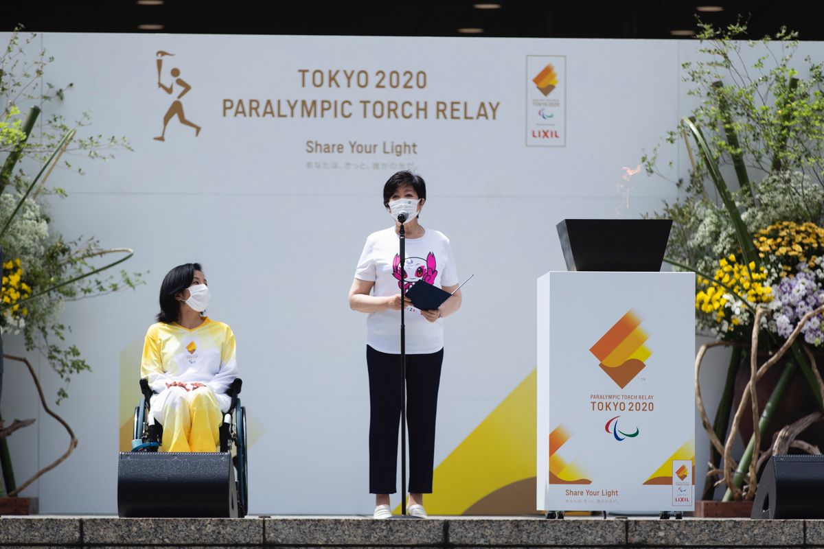 A képen: Koike Juriko tokiói kormányzó (j) beszél a tokiói paralimpiai játékok lángjának meggyújtása alkalmából rendezett ünnepségen. Mellette Tagucsi Aki japán paralimpikon, a fáklyaváltó hivatalos nagykövete. Fotó: MTI/AP/Hiro Komae 