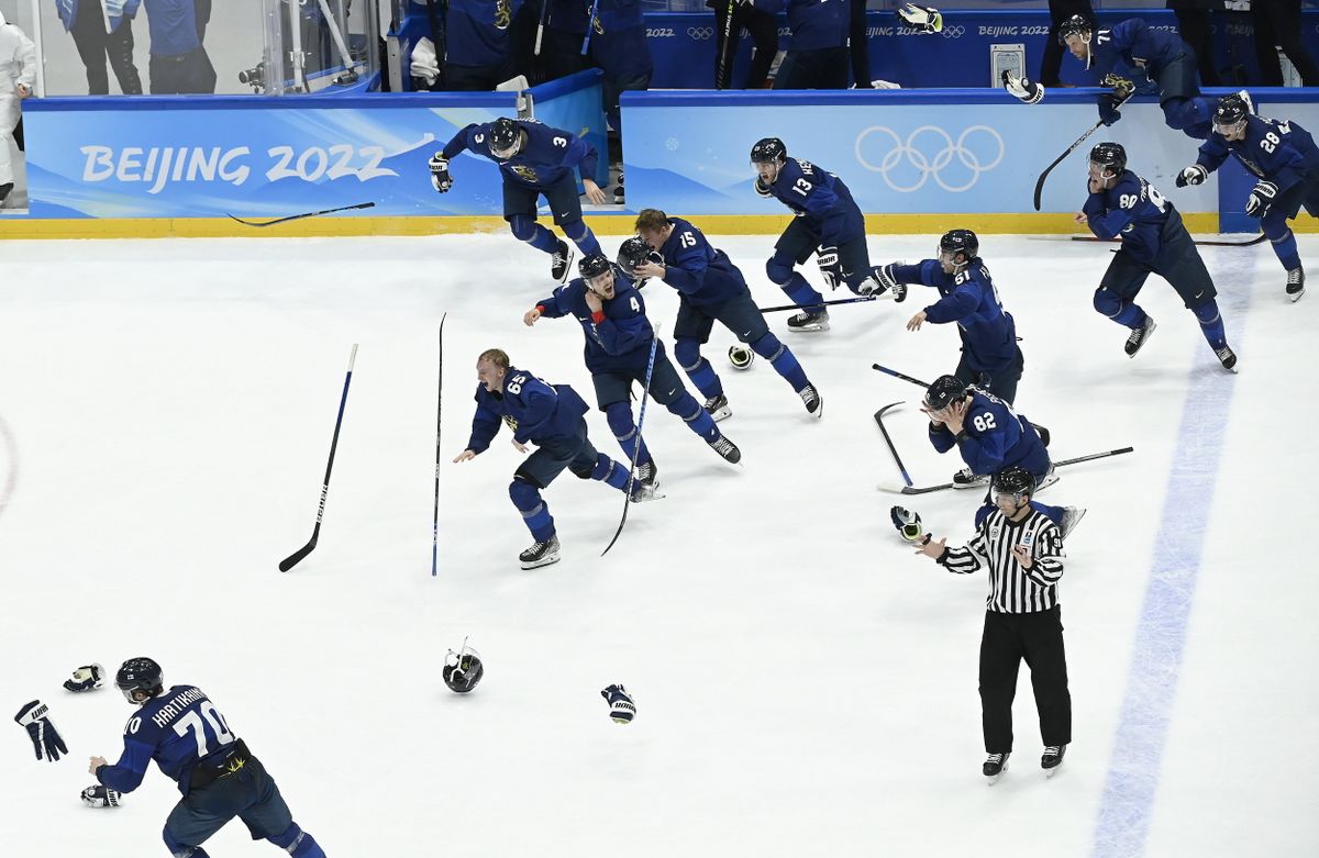 A finn csapat örül a győzelemnek a férfi jégkorongtorna döntőjében játszott Finnország - Orosz válogatott mérkőzés végén a pekingi téli olimpián 2022. február 20-án. Történelme első olimpiai bajnoki címét szerezte a finn férfi jégkorong-válogatott, miután a fináléban 2-1-re legyőzte a címvédő orosz csapatot. Fotó: MTI/Kovács Tamás