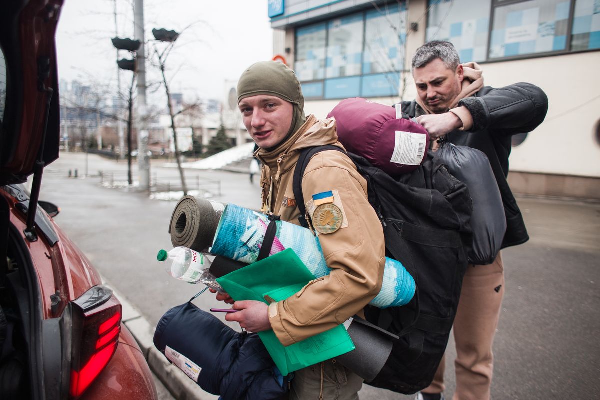 Andrejt felmálházzák Kijevben – innentől elválnak útjai a többiekétől. Fotó: Hölvényi Kristóf