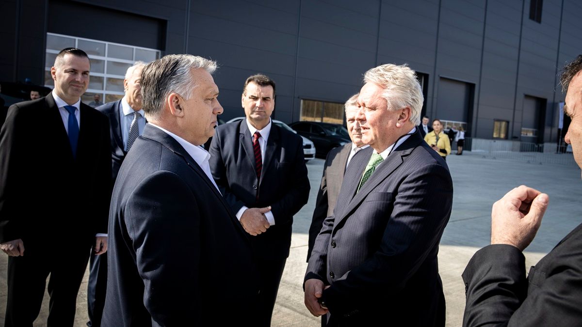 Orbán Viktor miniszterelnök és Armin Papperger, a Rheinmetall elnöke a zalaegerszegi Lynx harcjárműgyár épületének és elkészült moduljainak ünnepélyes átadóján a zalaegerszegi ZalaZONE Ipari Park Rheinmetall gyárépületénél 2022. március 26-án.  MTI/Miniszterelnöki Sajtóiroda/Fischer Zoltán