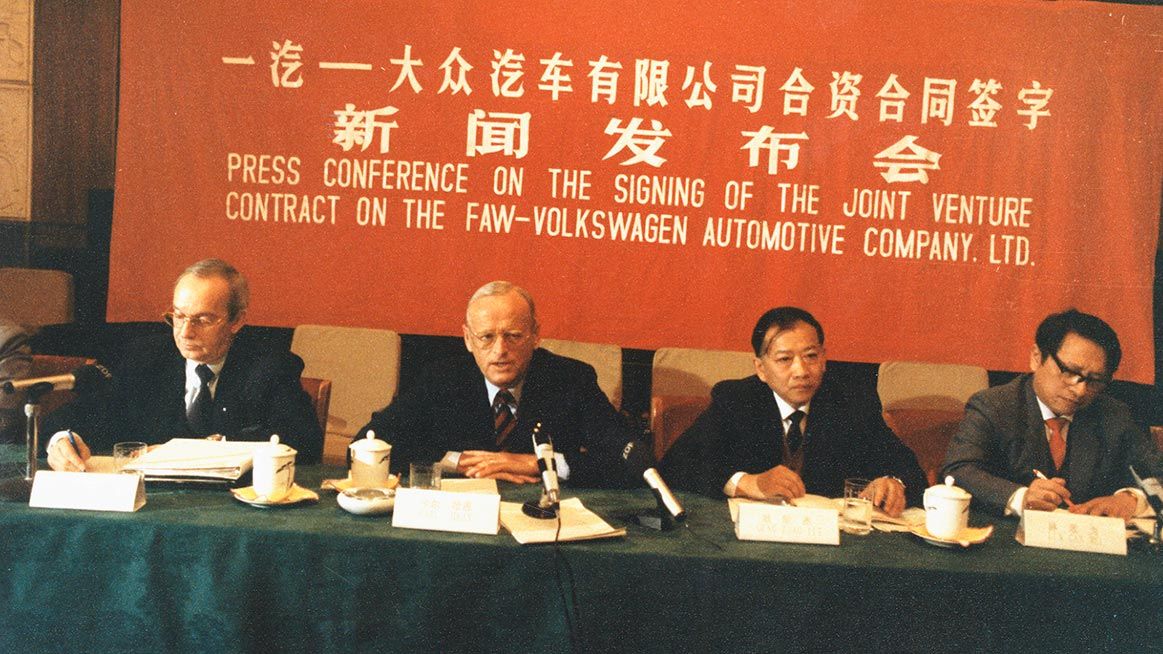 Carl Hahn, a Volkswagen egykori vezérigazgatója 1984-ben Kínában, az első kínai Volkswagen vegyesvállalt létrehozásáról szóló szerződés aláírása után. (Fotó: volkswagenag.com)