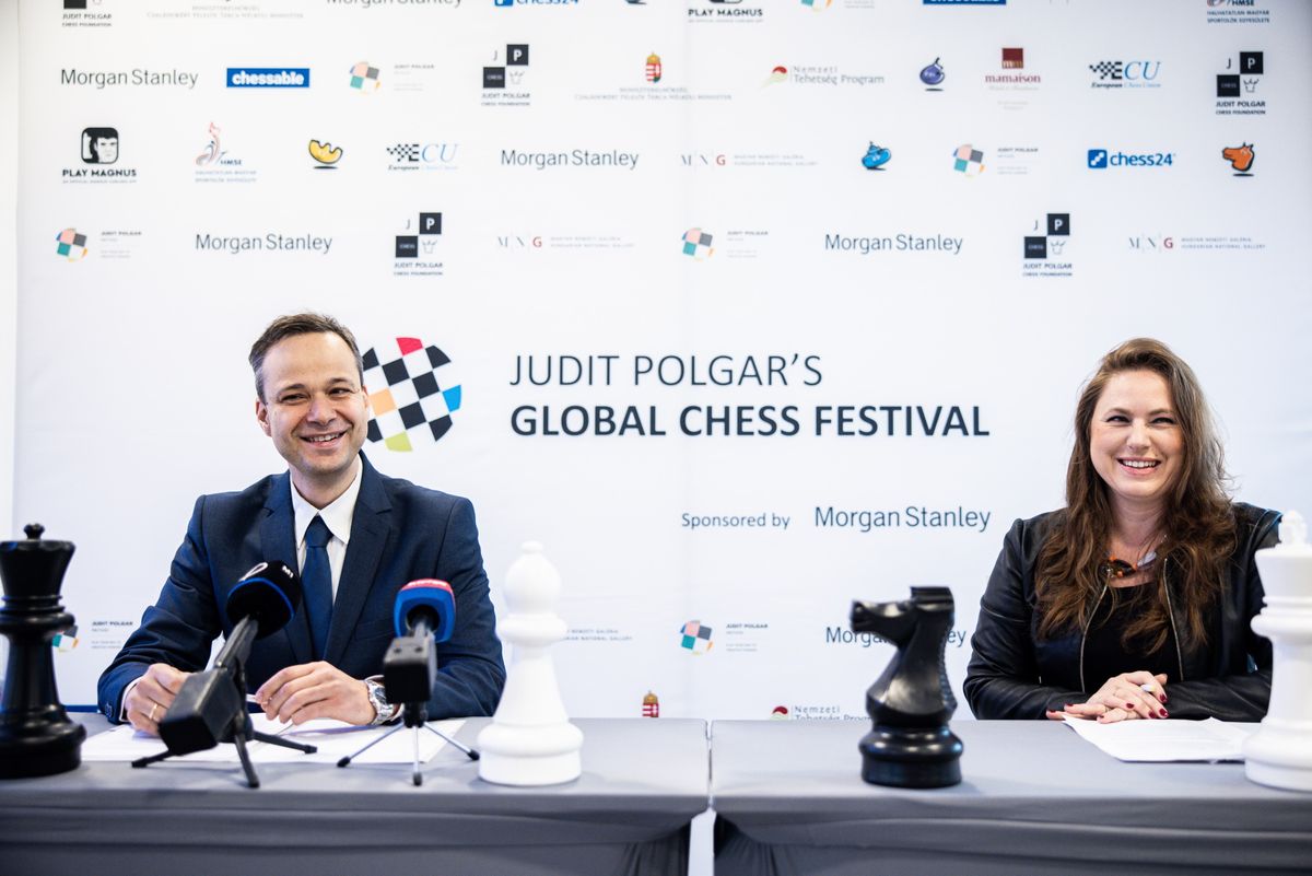 Polgár Judit és a főszponzor Morgan Stanley budapesti irodájának vezetője a Világsakkfesztivál sajtótájékoztatóján.