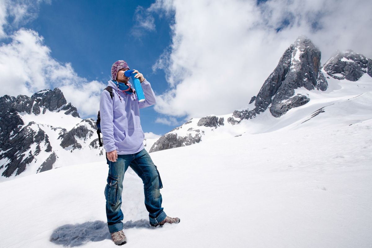 Egy férfi hordozható palackból pótolja az oxigént (Kép: Gettyimages/JoyfulThailand)