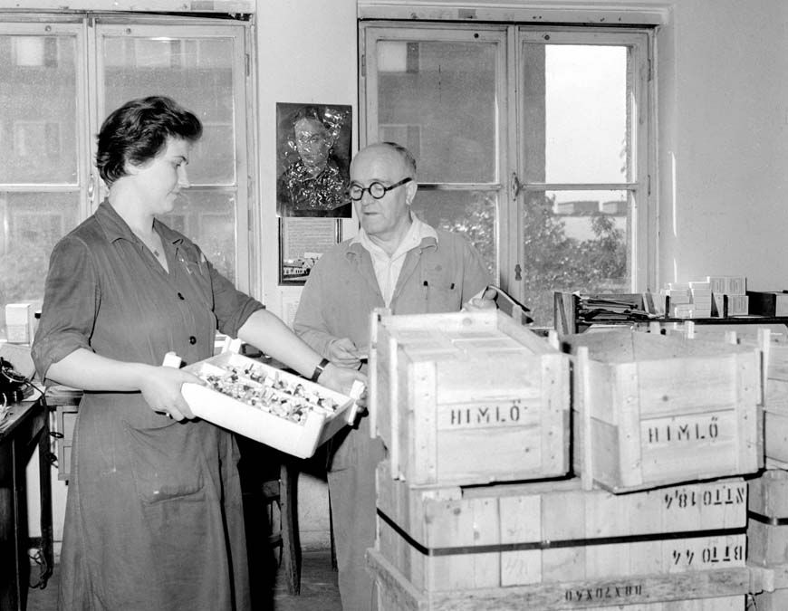 Munkások a fekete himlő elleni oltóanyagot tartalmazó ládákat pakolnak 1963-ban <br> Fotó: MTI / Keleti Éva