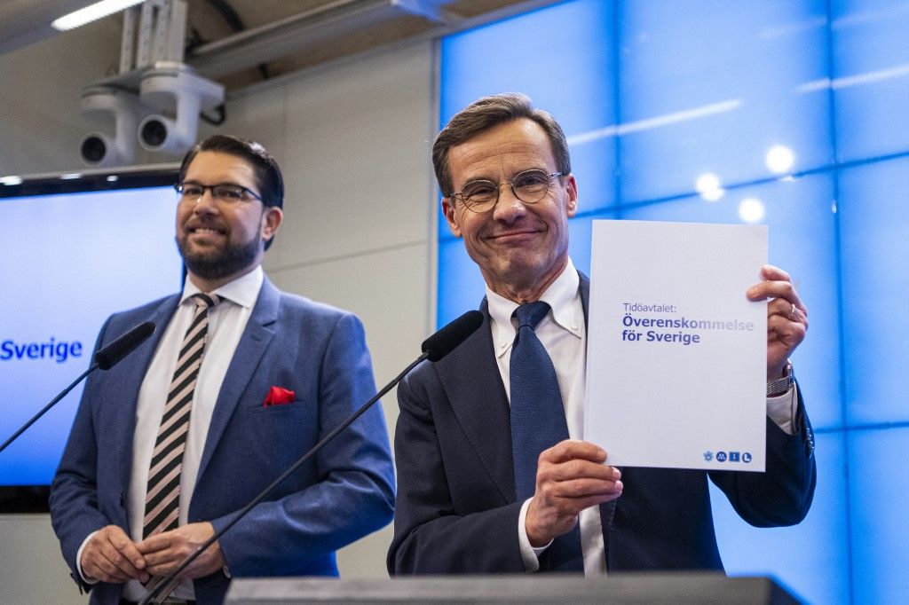 Åkesson (b) és Kristersson büszkén mutatják be a koalíciós megállapodást Stockholmban. Fotó: Jonathan NACKSTRAND / AFP